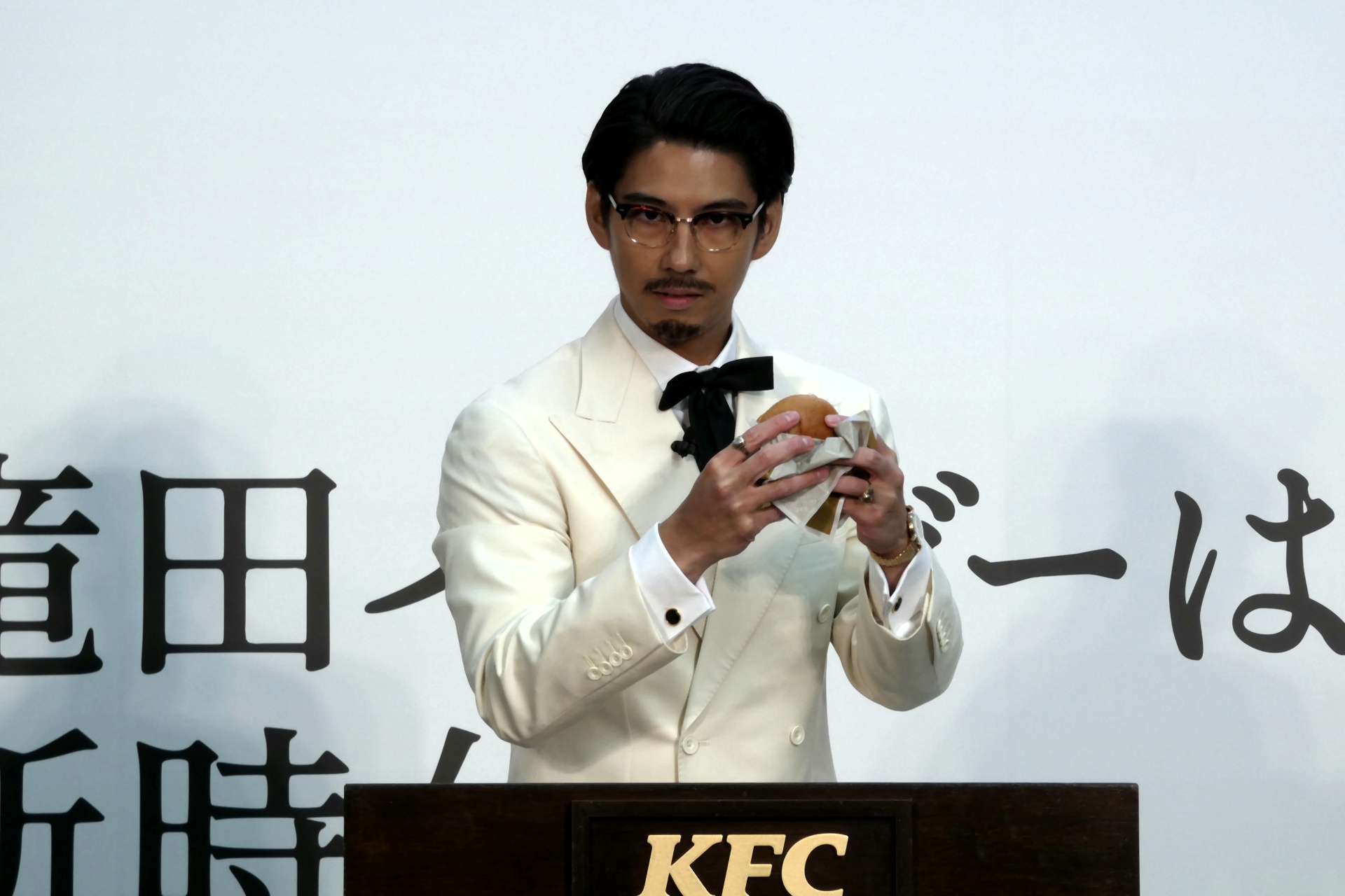 カーネル・サンダースに扮した賀来賢人