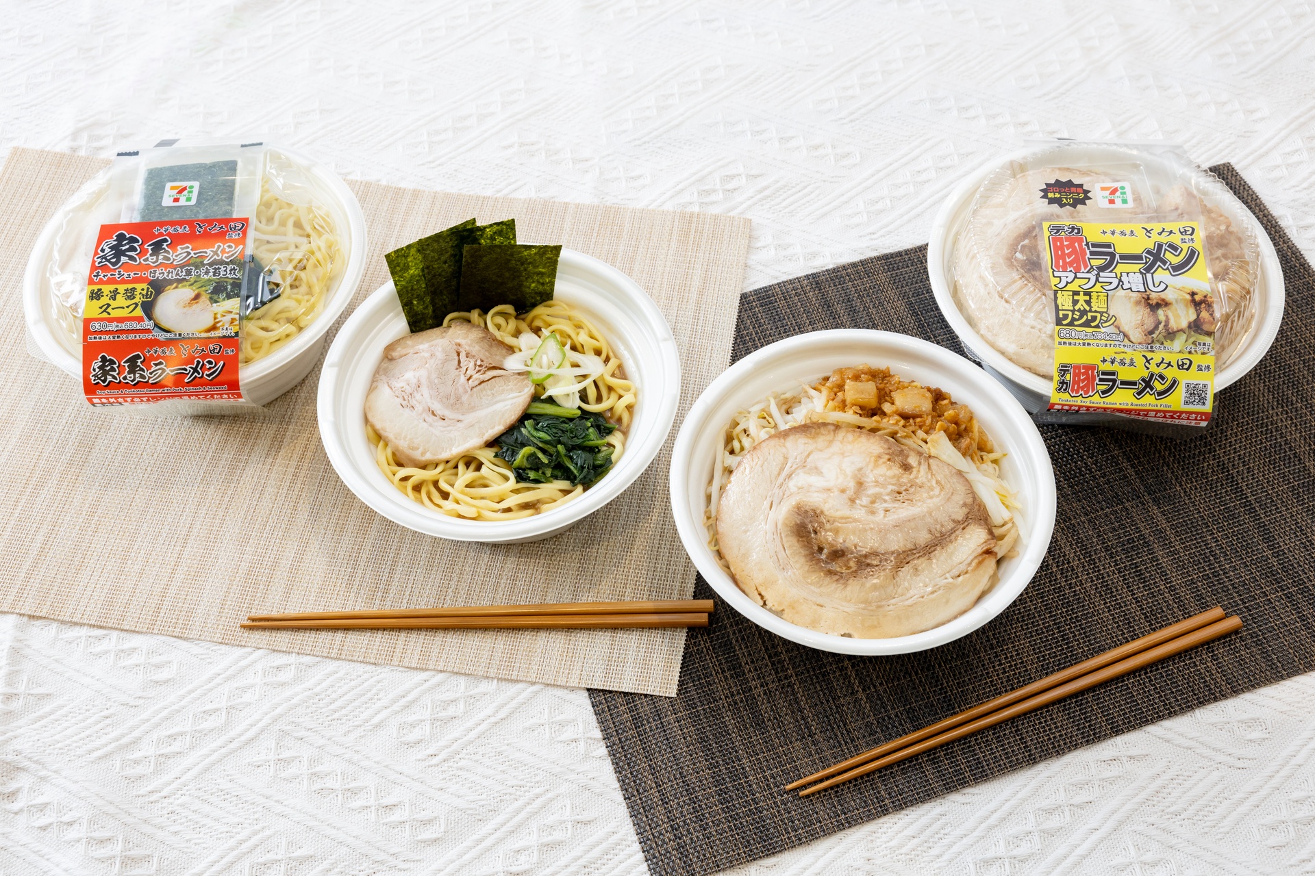 セブン-イレブン「中華蕎麦 とみ田監修 デカ豚ラーメン アブラ増 極太麺ワシワシ」と「中華蕎麦 とみ田監修 家系ラーメン」
