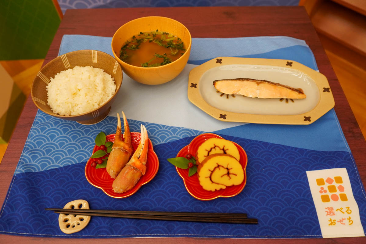 和食に「伊達巻」と「かに爪白だし醤油仕立て」をプラスして正月気分を盛り上げる