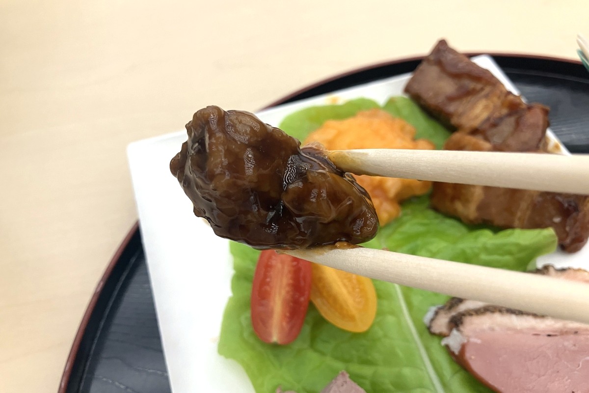 黒酢酢豚は、肉がゴロっとしていて食べ応えあり