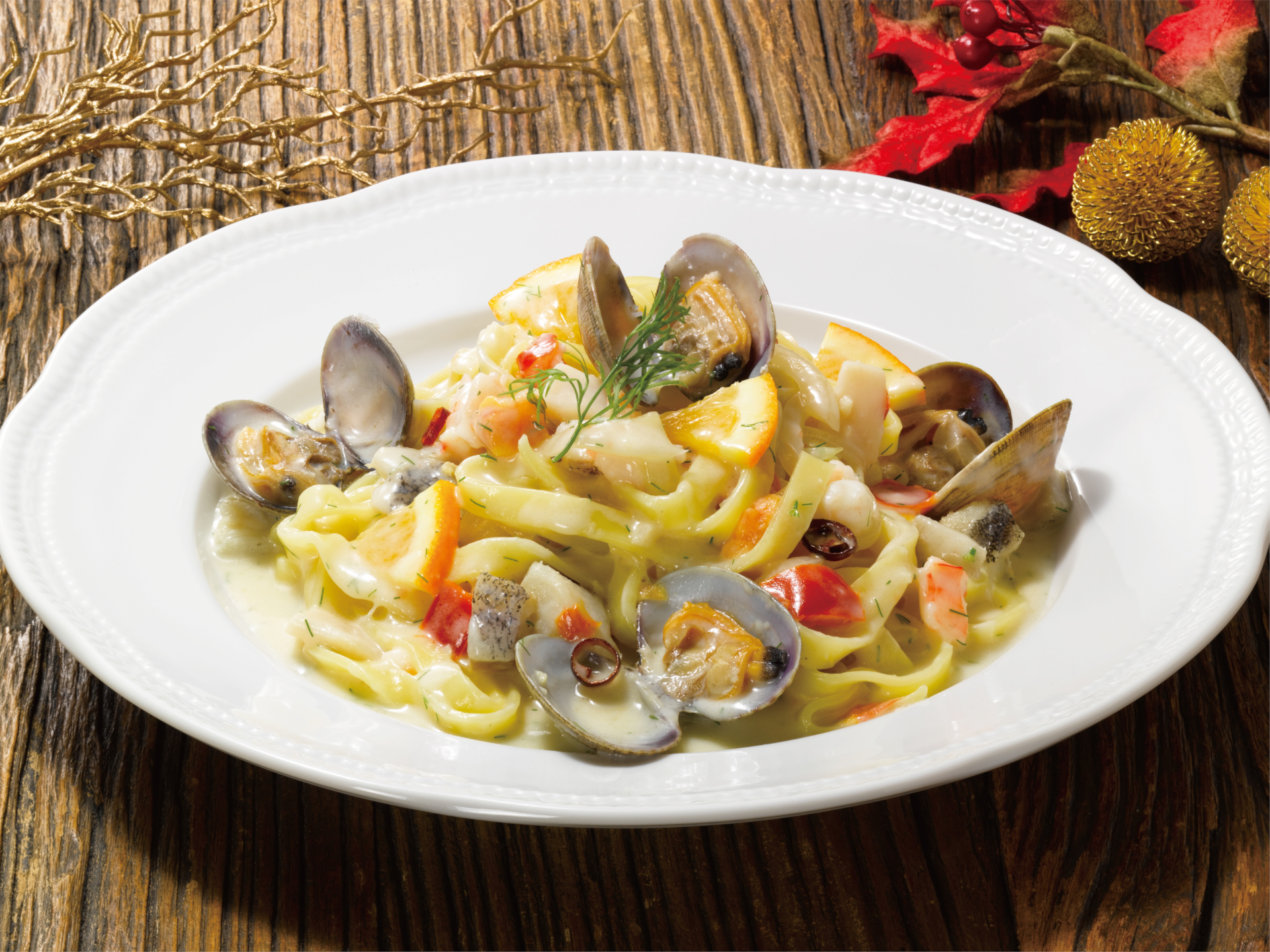 「海老と国産魚介のクリームフェットチーネ オレンジ風味」（2068円）