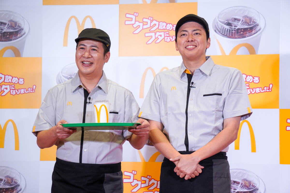マクドナルドのクルーの制服を着て登場したコットンの西村真二さん（右）、キョンさん（左）