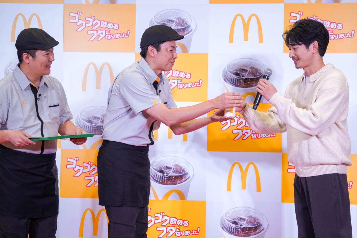 西村さんが瑛太さんへドリンクを手渡し