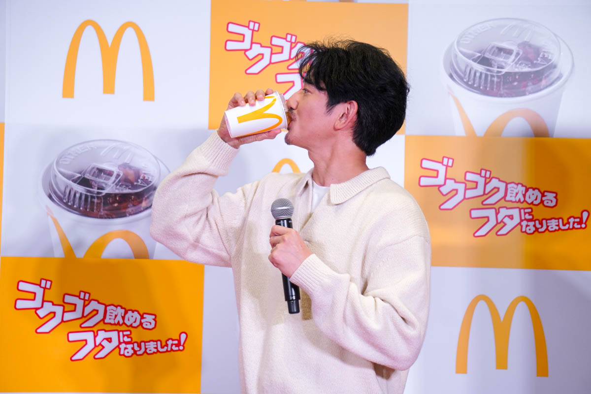 瑛太さんがストローレスリッドのドリンクをゴクゴクと飲む