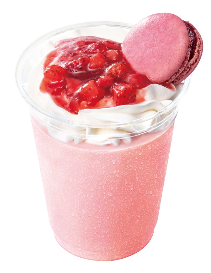 あまおう果汁を使用した「～ベリーマカロン付き～ごろっと苺パフェシェーキ」（490円）