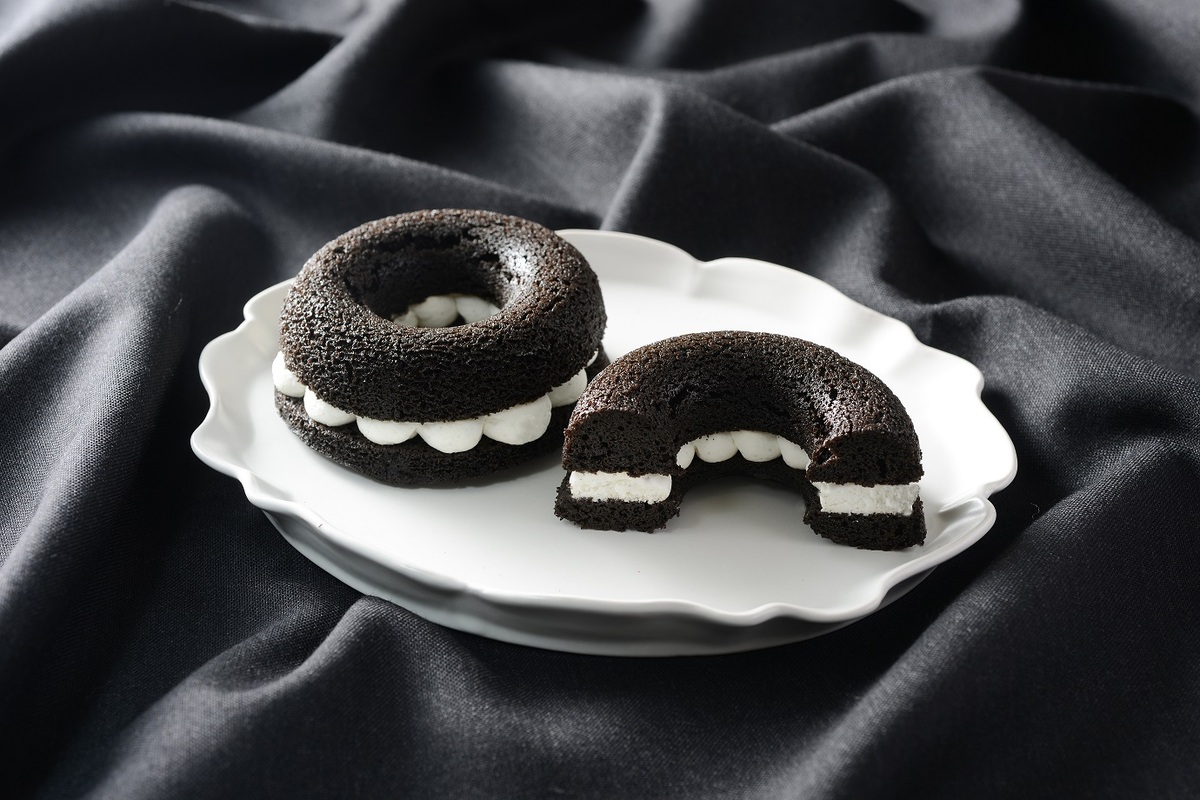 「黒い焼きドーナツサンド」（270円）