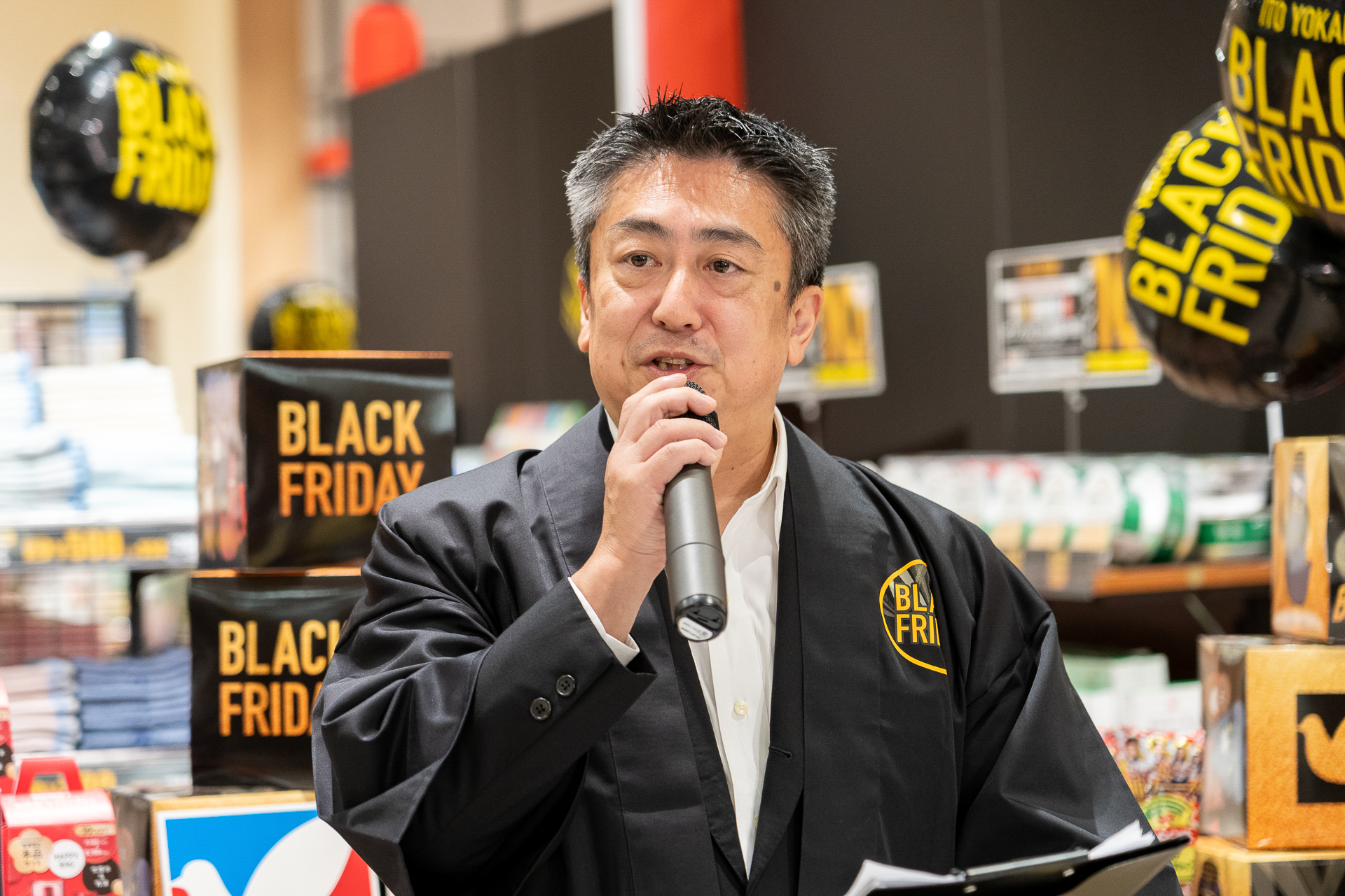 「節約疲れといった声も聞かれるなか、お買い得商品だけでなくプチ贅沢な商品も用意し、価値と価格の両面から満足できるラインアップとなっている」と話す営業企画室室長の中村哲士氏