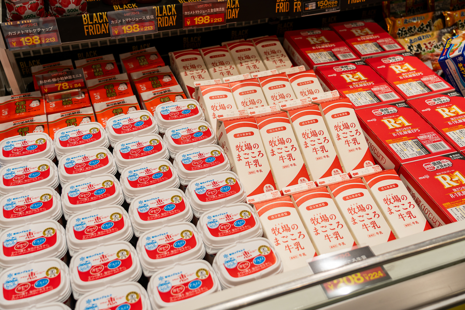 ケチャップやトマトジュース、牛乳、ヨーグルト、納豆などの赤い商品が特別価格に