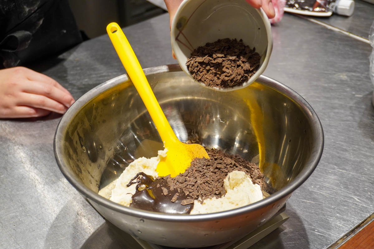 生地には生チョコソースとチョコレートフレークが使われている