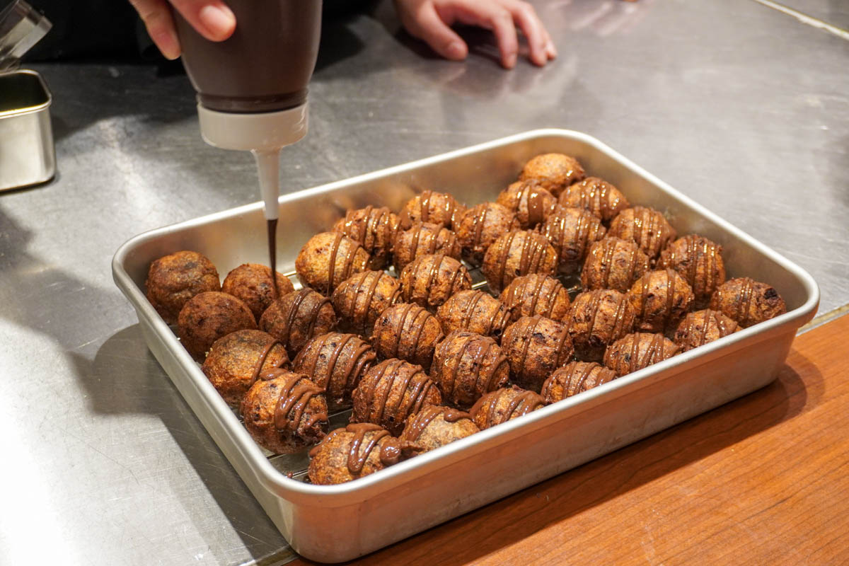 上にチョコソースをかけて濃厚な味わいに