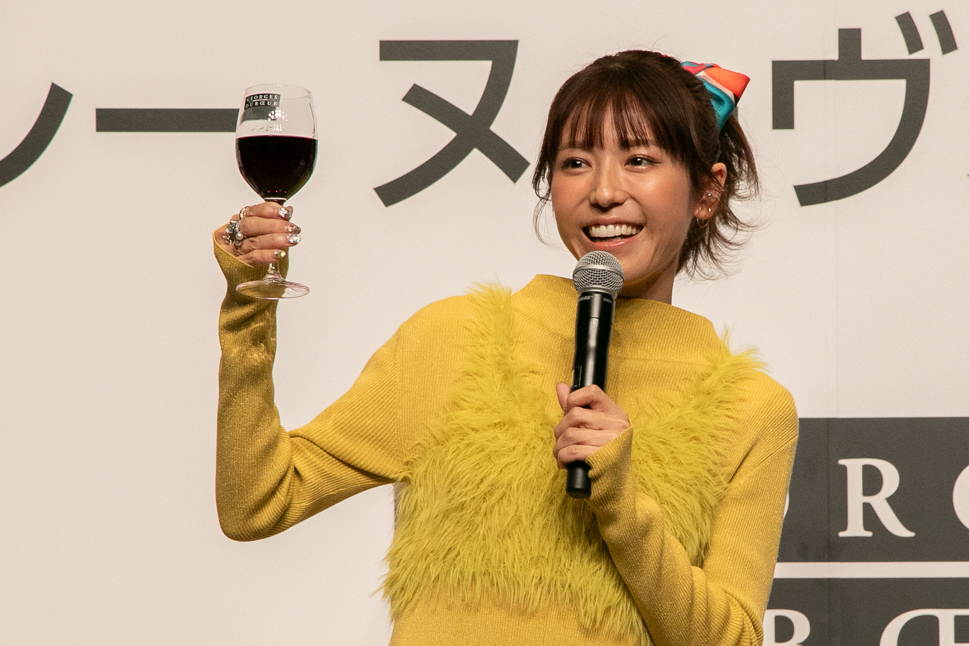 「ジョルジュ デュブッフ ボジョレー ヌーヴォー 2025」を味わう若槻千夏さん