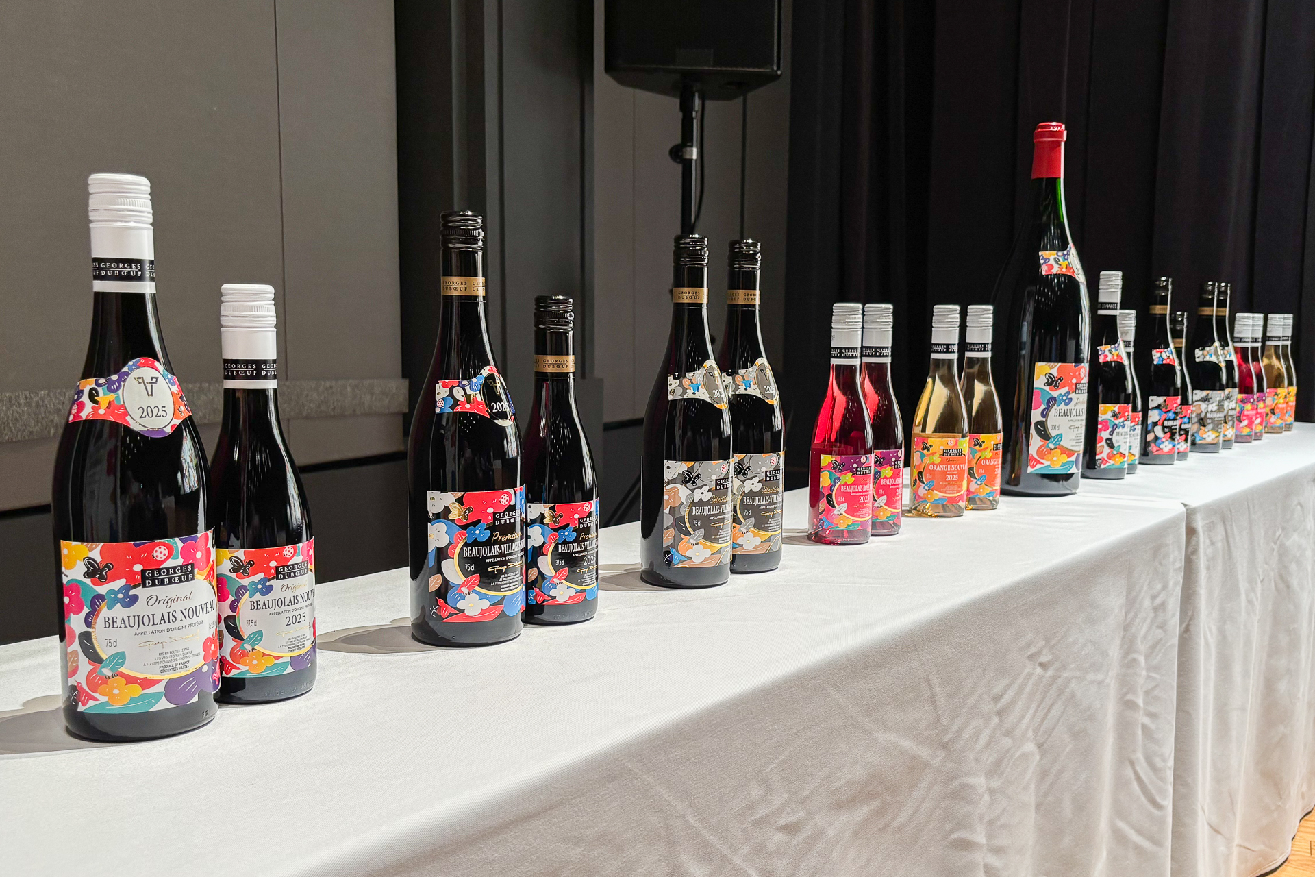 「アートラベル」を12年ぶりに採用した「ジョルジュ デュブッフ ボジョレー ヌーヴォー 2025」