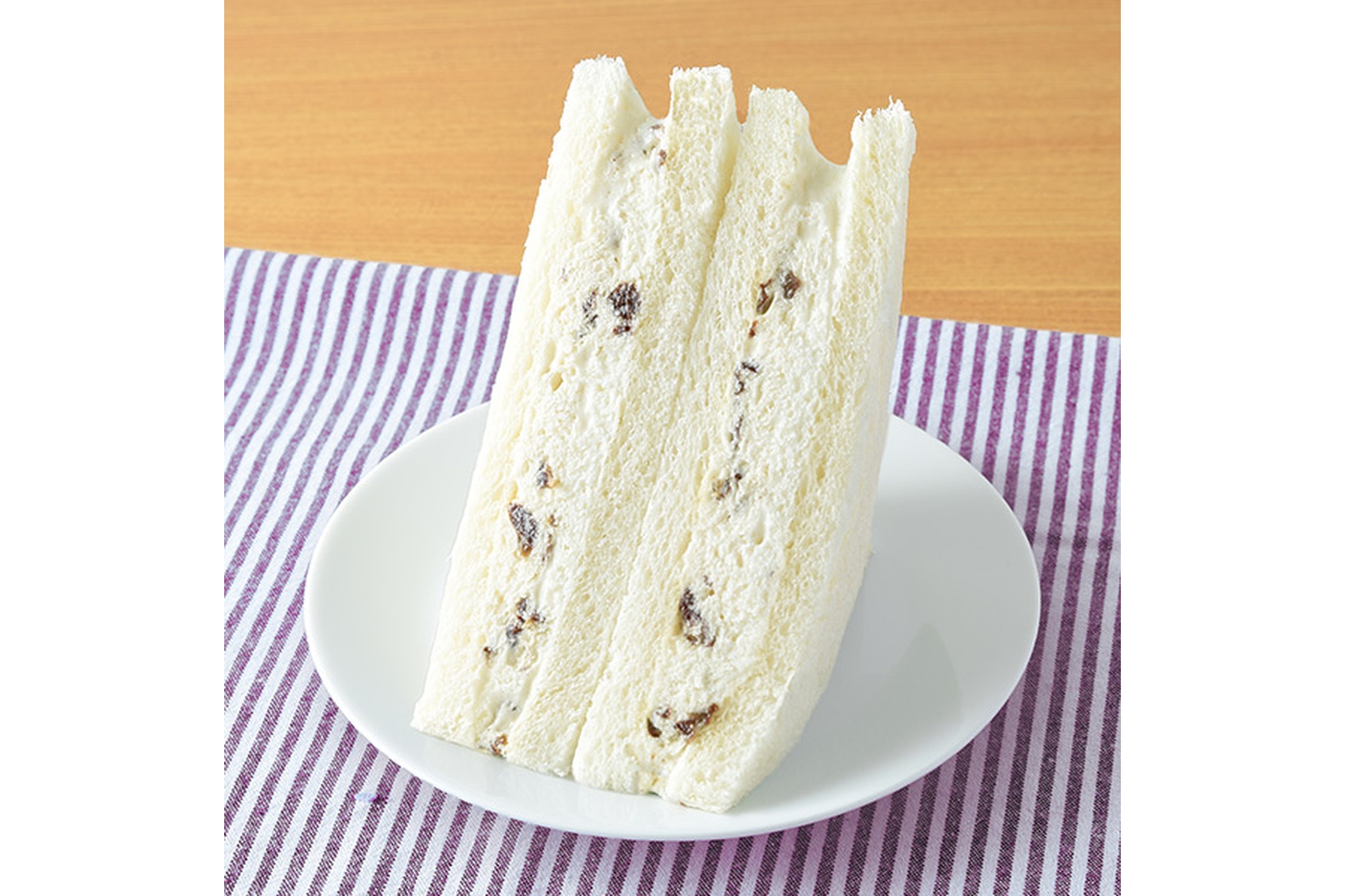 ラムレーズンホイップサンド