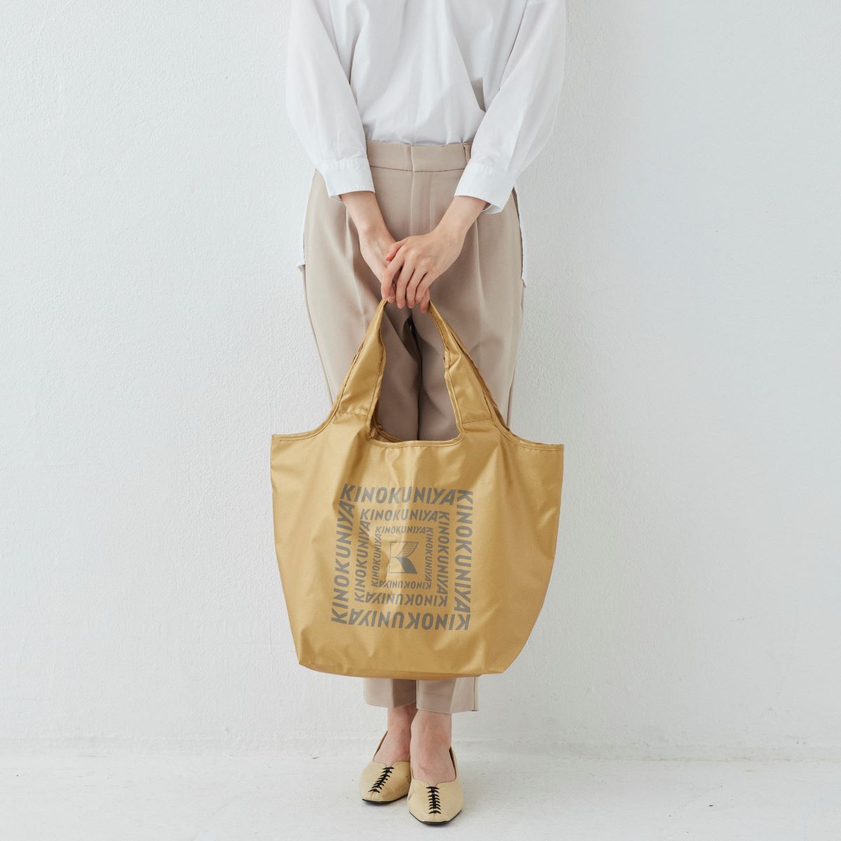 日常の買い物やちょっとしたお出かけ、旅行のサブバッグなどさまざまなシーンに使える