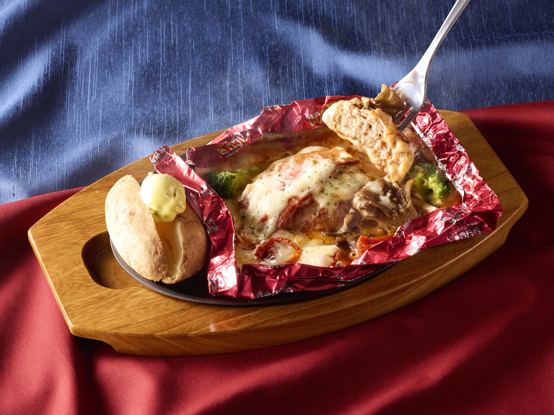 燻製ベーコンと舞茸の包み焼きハンバーグ～トマトと5種チーズのソース～