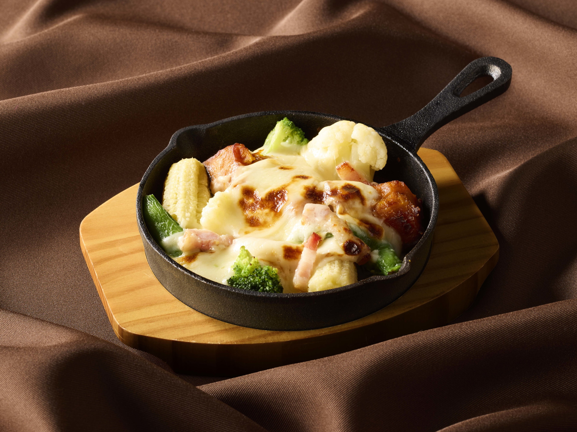 5種野菜とチーズソースのオーブン焼き