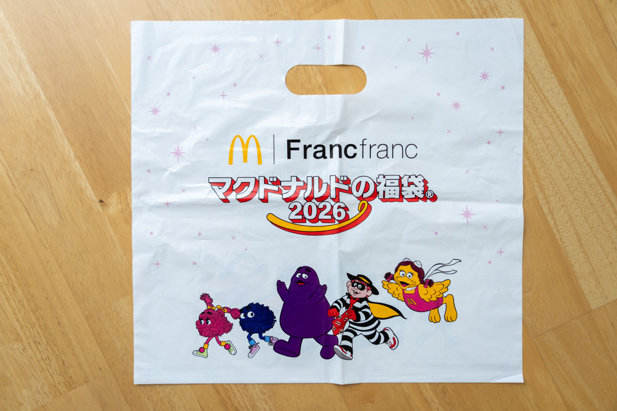 「マクドナルドの福袋2026」の外袋には「Francfranc」のロゴも
