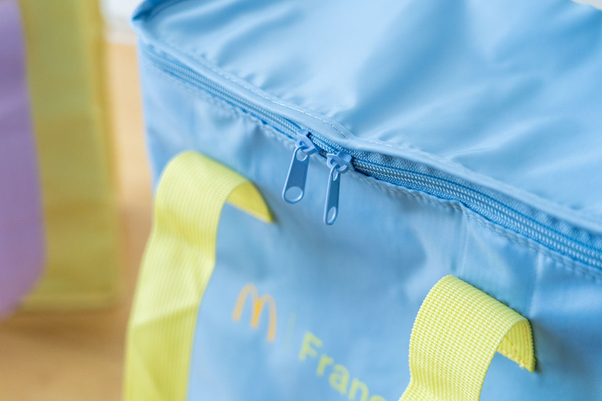 ファスナー付き