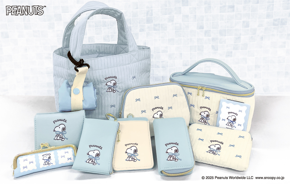 ブルーリボンを結んだスヌーピーをランチトートやポーチなどにデザイン