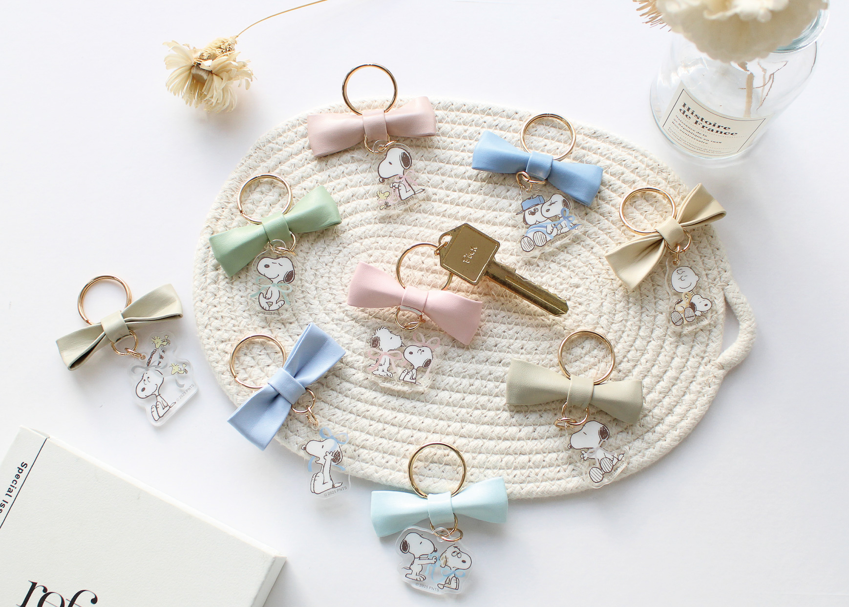 「シークレットリボンキーリング」（各858円）