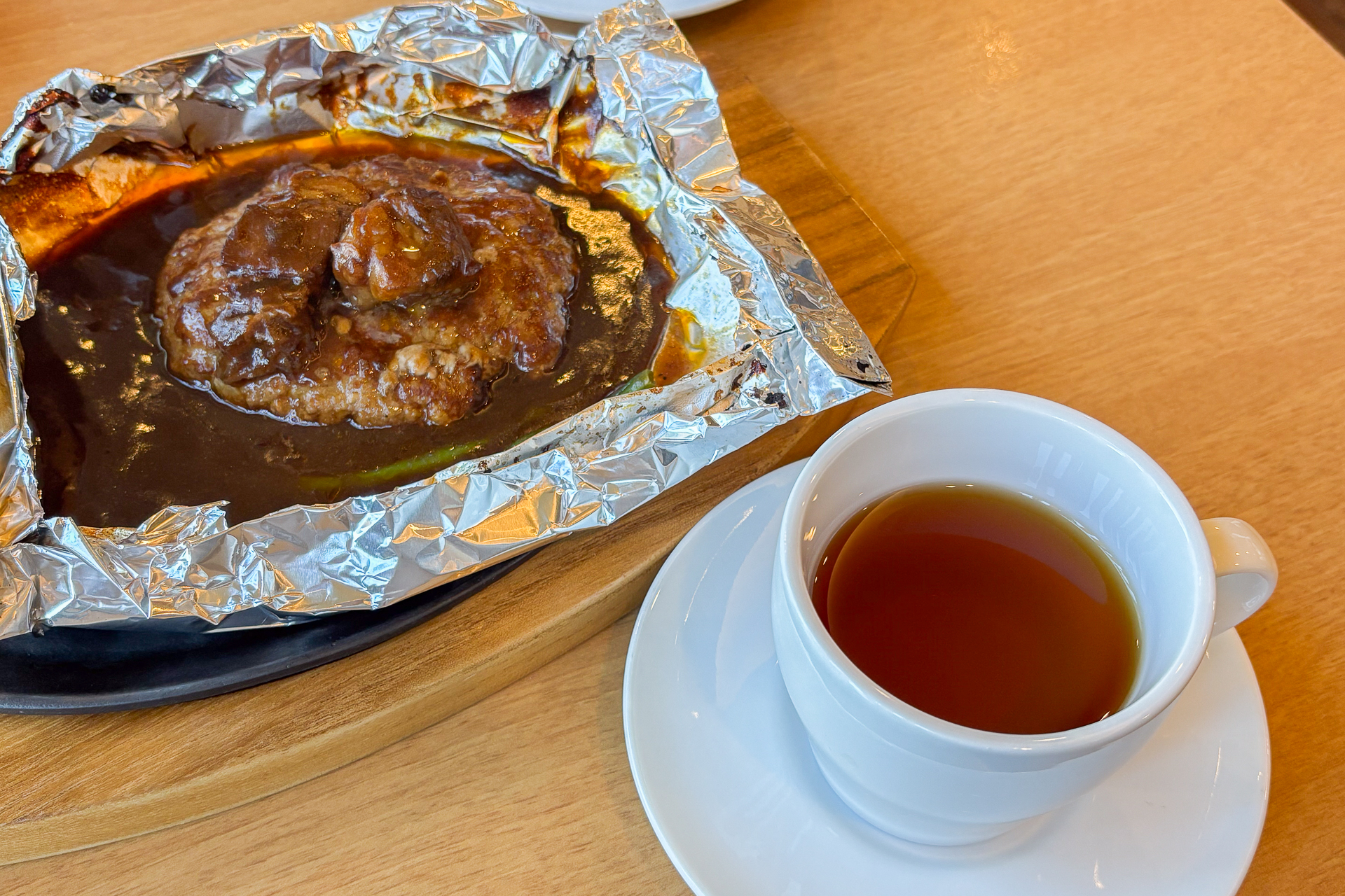 「濃厚ビーフシチューの包み焼きハンバーグ」などがペアリングにおすすめ