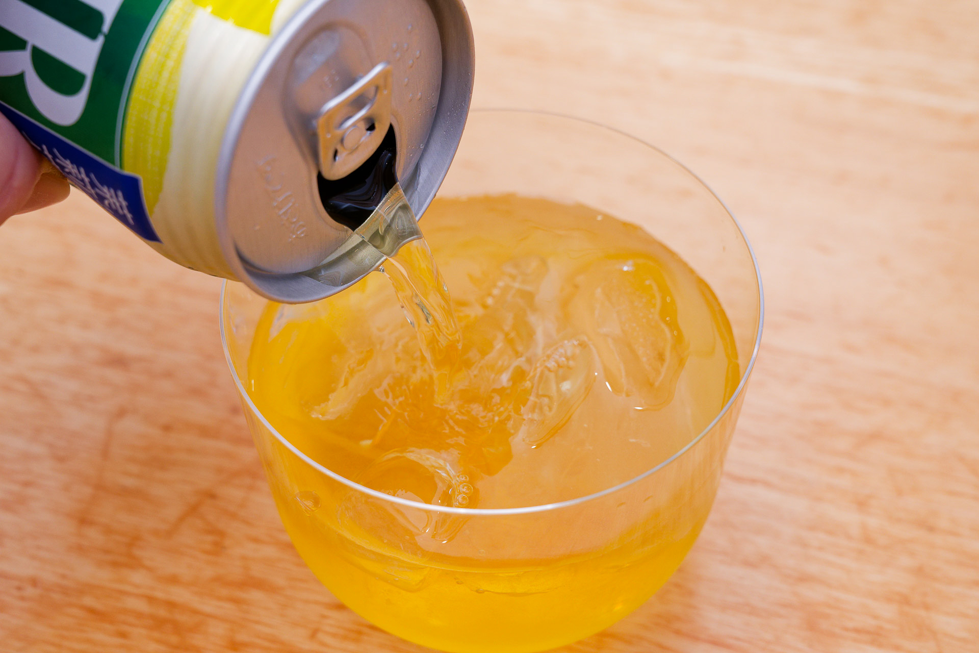 飲む前から漂ってくるのは、まさしく緑茶の香り