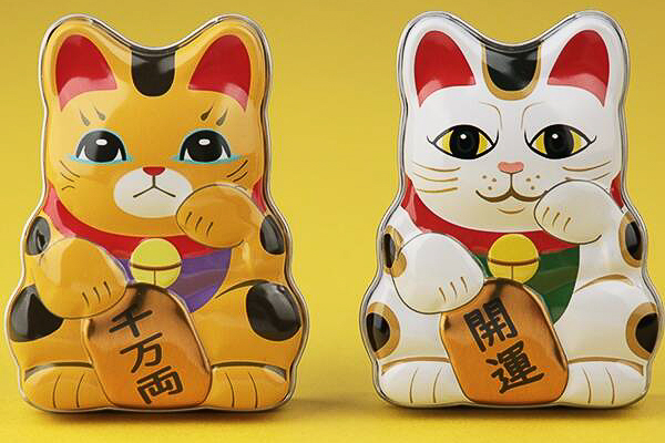 カルディ、開運！「ミニ招き猫缶 ボールチョコ」発売 - グルメ Watch