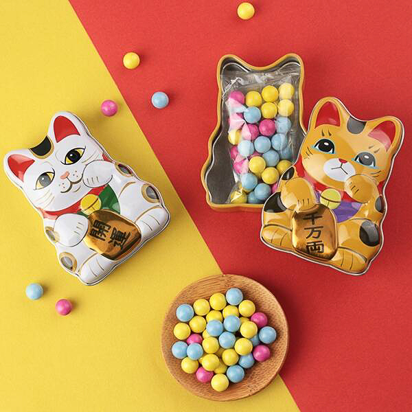 カルディ、開運！「ミニ招き猫缶 ボールチョコ」発売 - グルメ Watch