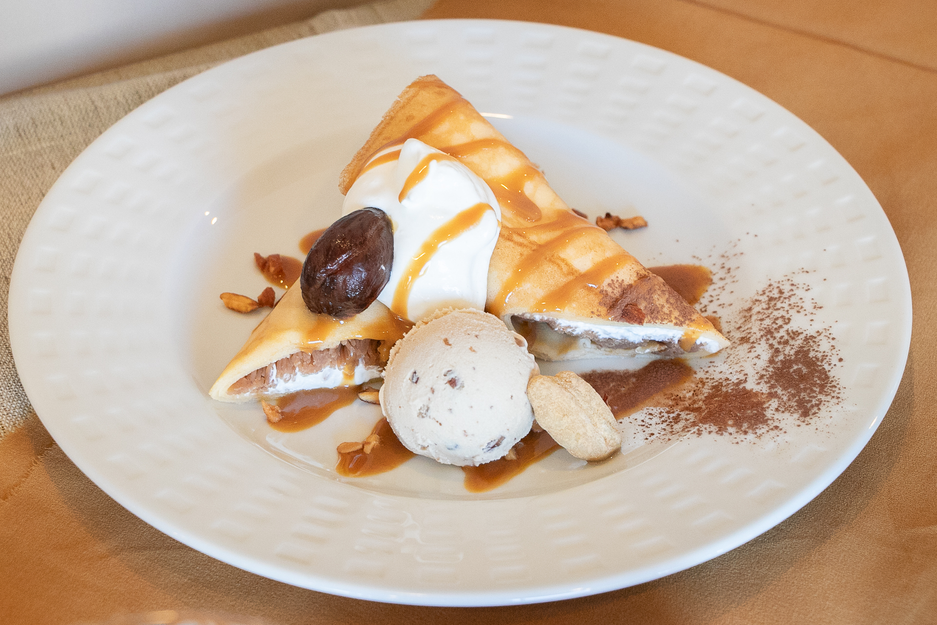 「マロンと塩キャラメルのロールクレープ」（759円）