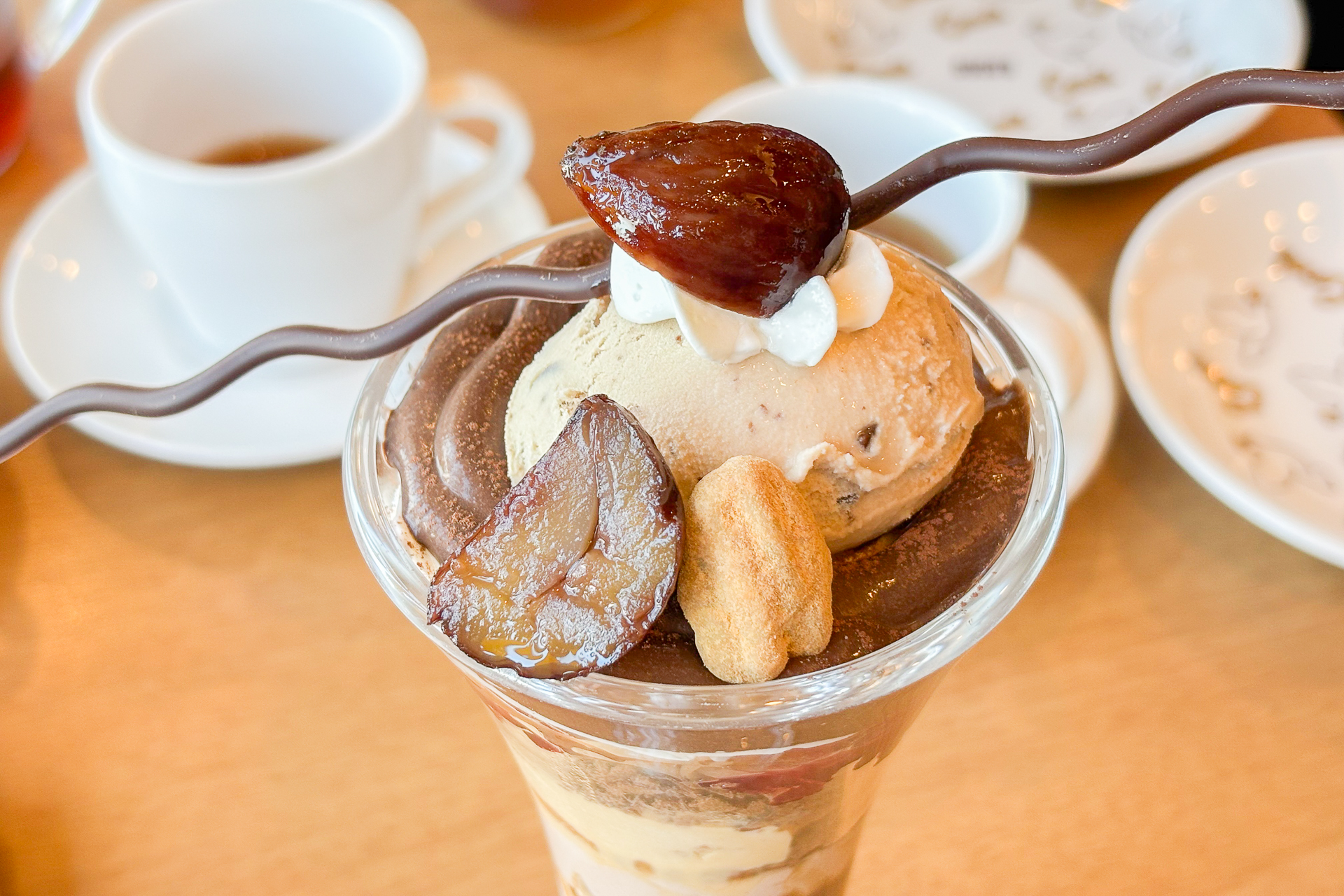 栗の渋皮煮やピーカンナッツ、そして「なみなみチョコ」などをトッピング