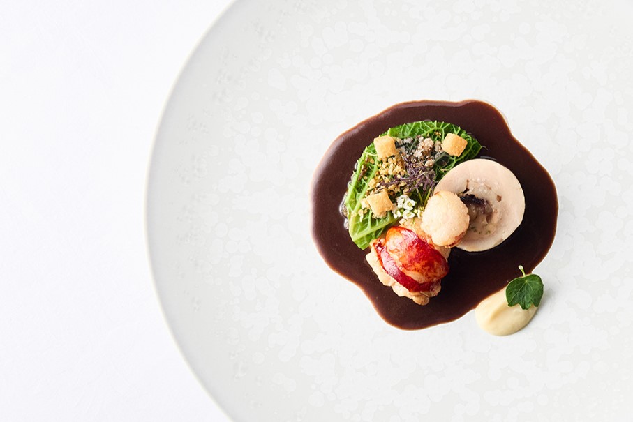 オマールブルーのソテーと川俣シャモのバロティーヌ アバでリエしたソース・シヴェ レンズ豆と縮緬キャベツ 白人参のピューレ