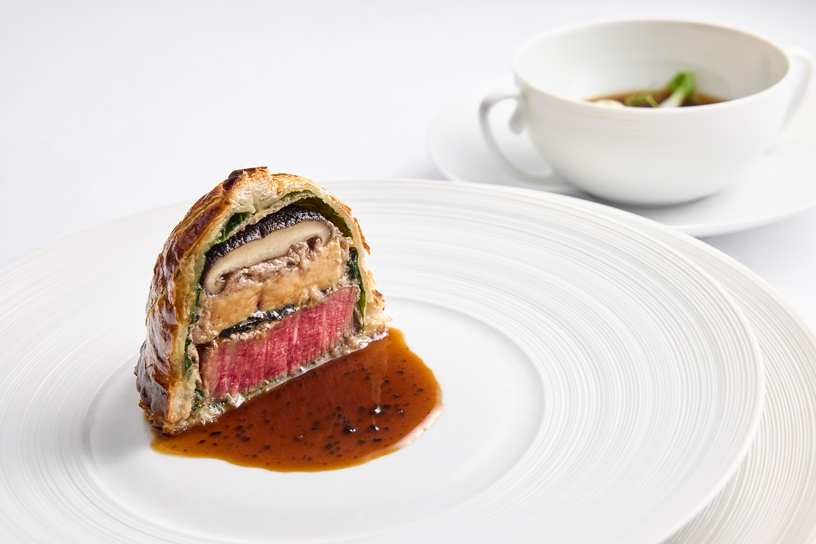 黒毛和牛ヒレ肉とフォアグラのパイ包み オーベルジュ・ド・リル風 ソース・ペリグーと季節野菜のポトフ添え