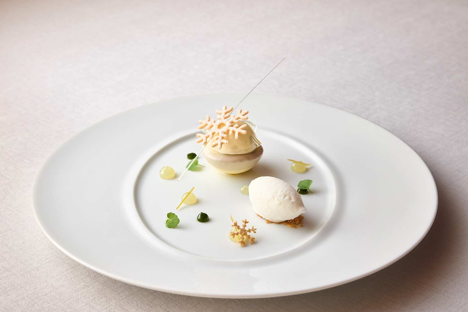 発酵ローズと柚子 ヴァローナショコラのオーナメント仕立て/青りんご柚子ソルベ/バジルミントクーリー