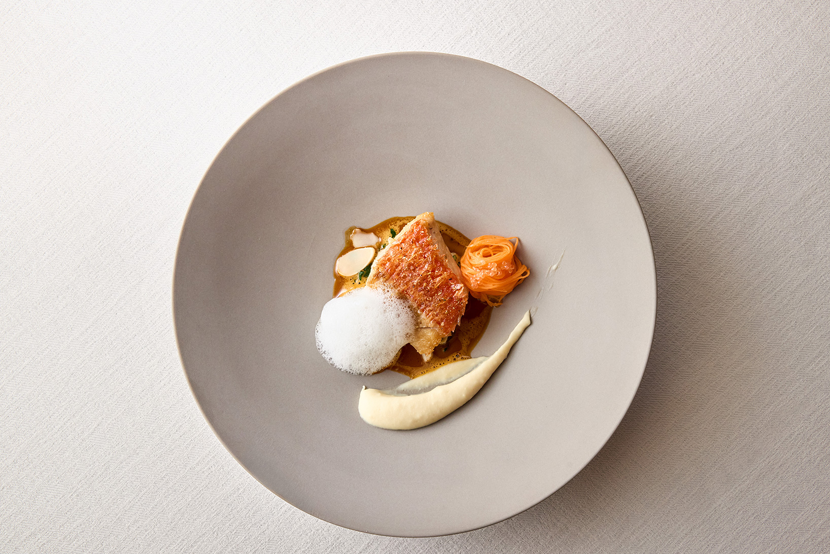 金目鯛の鱗焼き/アーモンドのピュレとちぢみほうれん草のソテー/濃厚なキャロットビスクソース