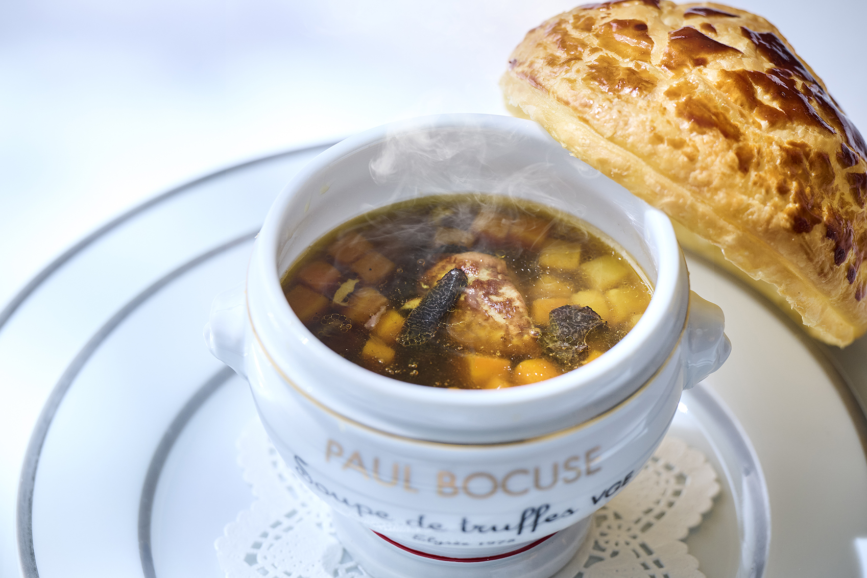 黒トリュフのスープ エリゼ宮にて（1975年、ヴァレリー・ジスカール・デスタン大統領に捧ぐ）