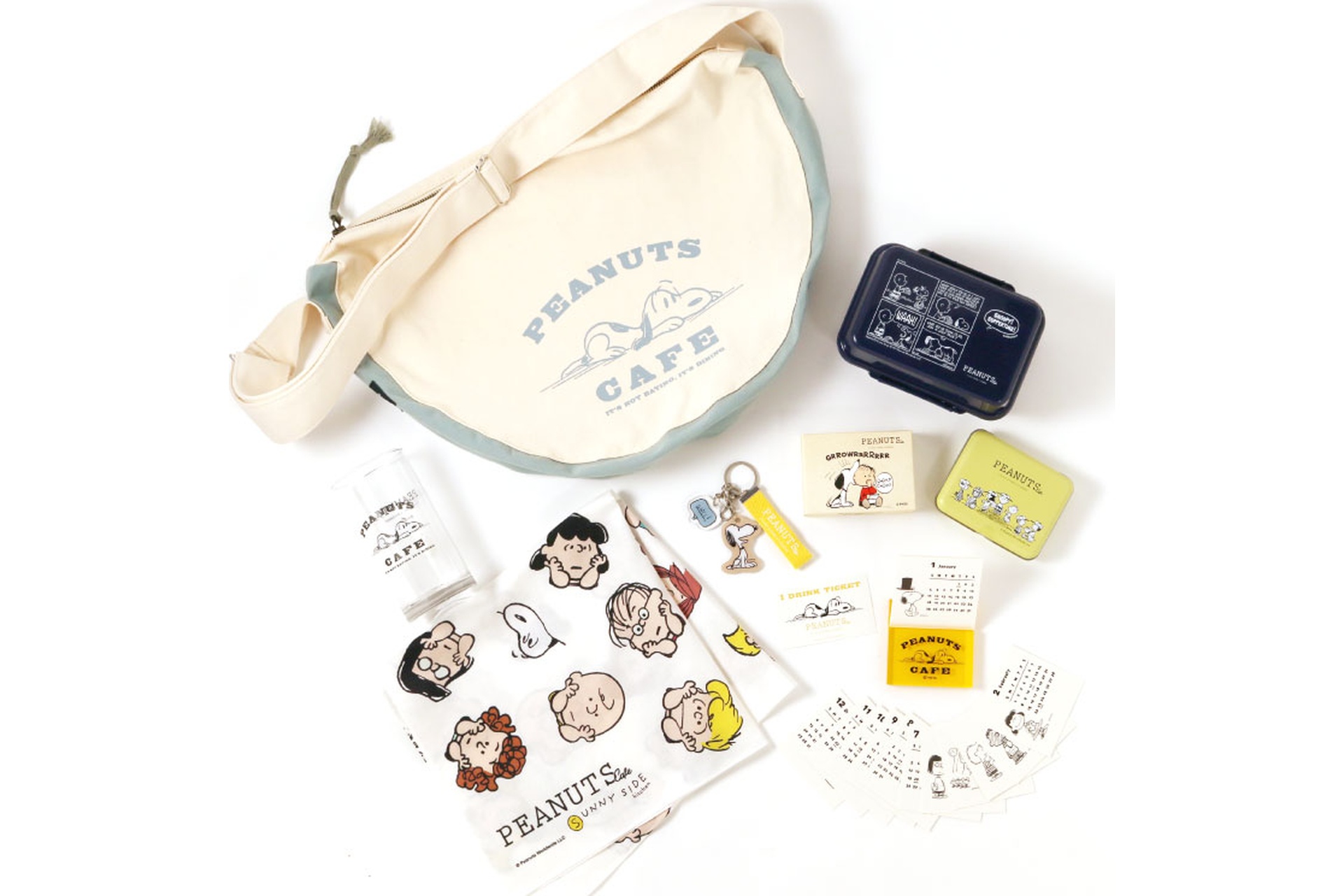 PEANUTS Cafeの「2026 LUCKY BAG」（バッグはアイボリー。写真の内容はあくまで一例）