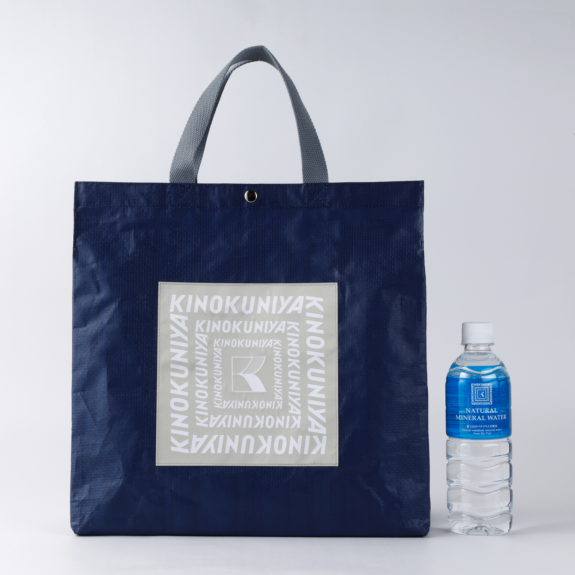 お年玉バッグのサイズは約35×15×35cm（幅×奥行き×高さ）で、素材はポリエチレン（写真はサックスブルー）