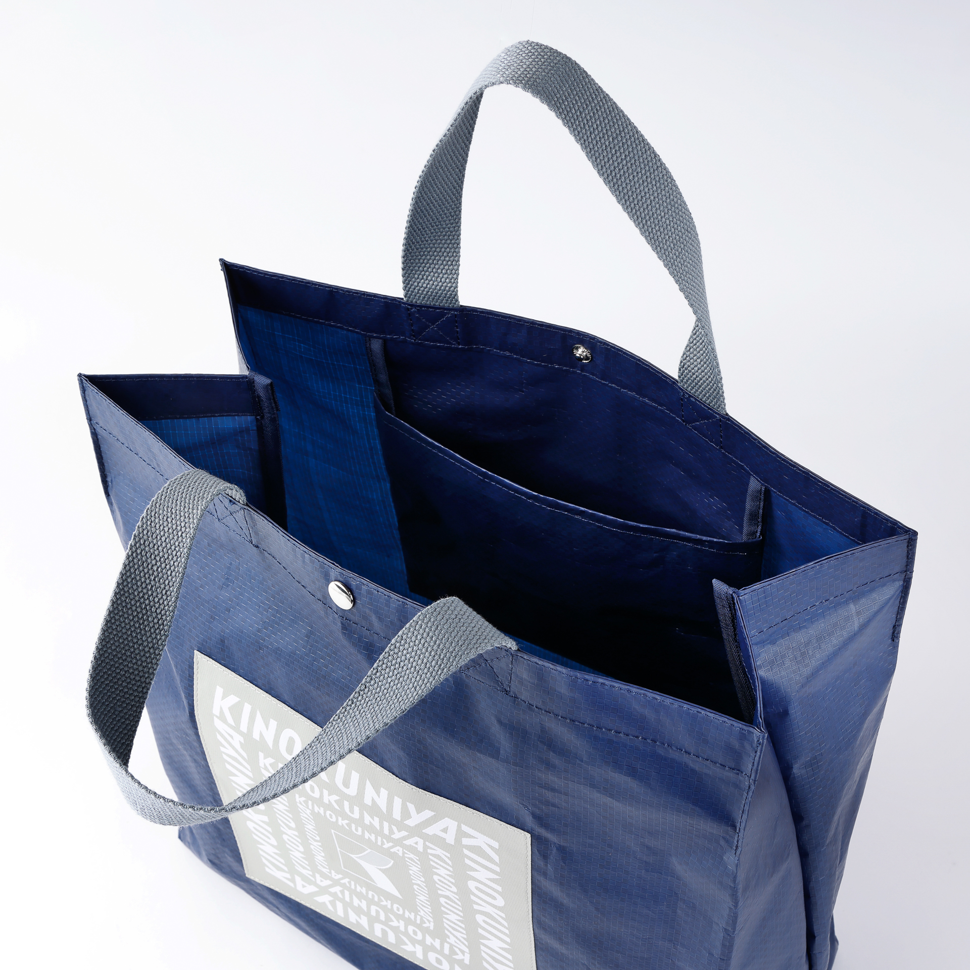 お年玉バッグのサイズは約35×15×35cm（幅×奥行き×高さ）で、素材はポリエチレン（写真はサックスブルー）