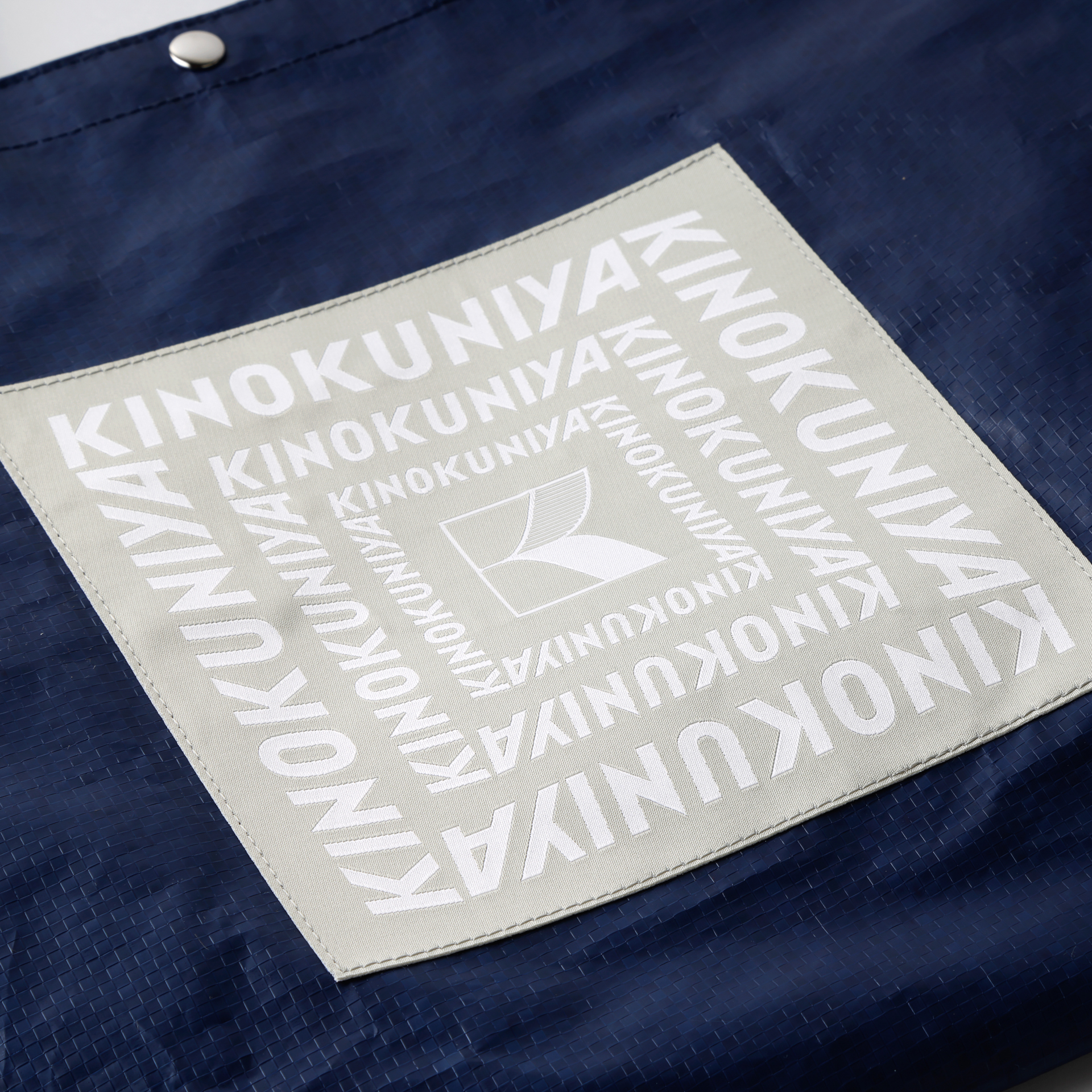 お年玉バッグのサイズは約35×15×35cm（幅×奥行き×高さ）で、素材はポリエチレン（写真はサックスブルー）