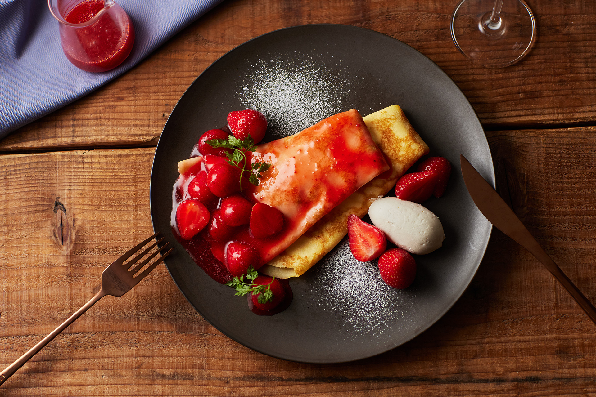 たっぷりのイチゴを盛り付けたクレープシュゼット