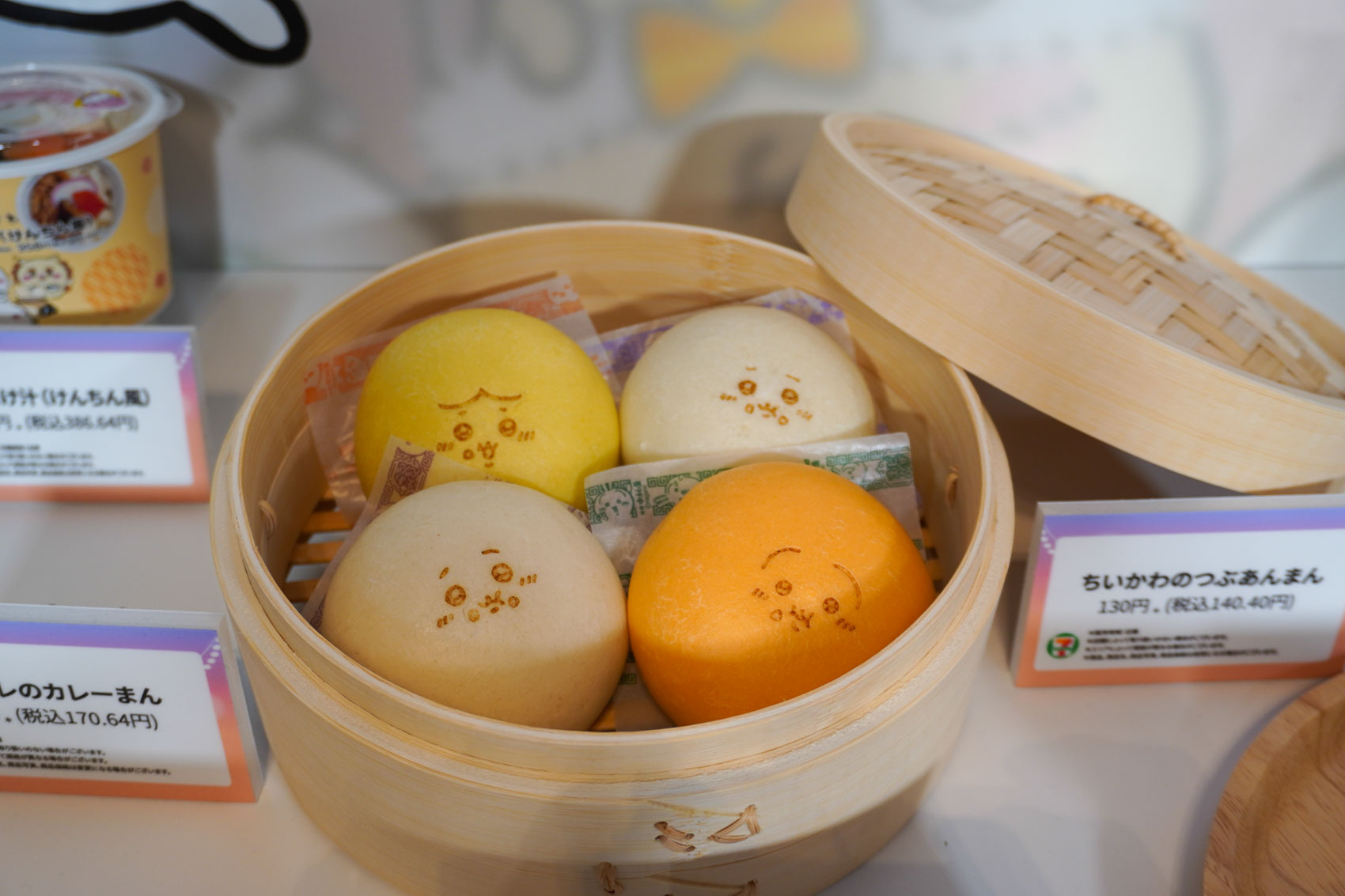 （手前左から時計回りに）「ちいかわのごまあんまん」「ハチワレのカレーまん」「ちいかわのつぶあんまん」「うさぎのピザまん」