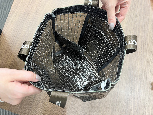 内ポケットやタンブラーホルダーを備えています