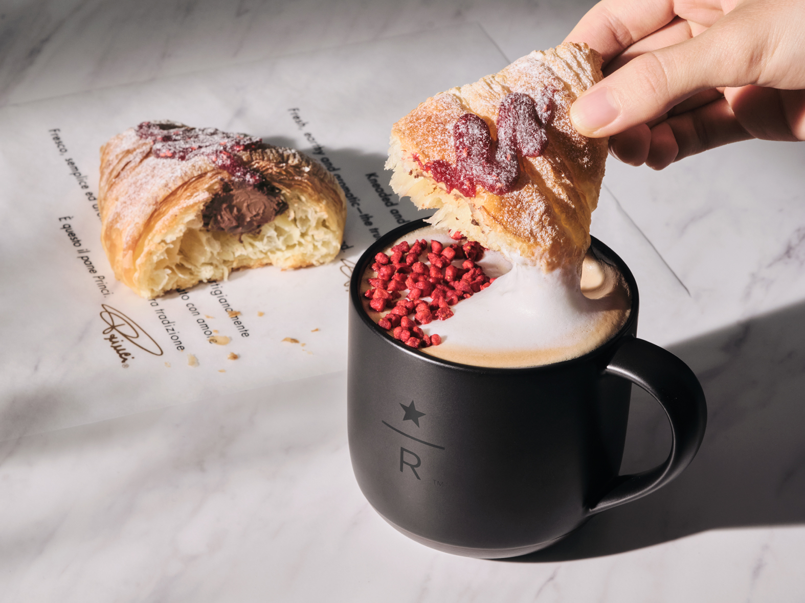 スターバックス リザーブ カフェ「コルネッティ ラズベリー チョコレート」と「ストロベリー ラベンダー ラテ」の「ホリデーディップ」