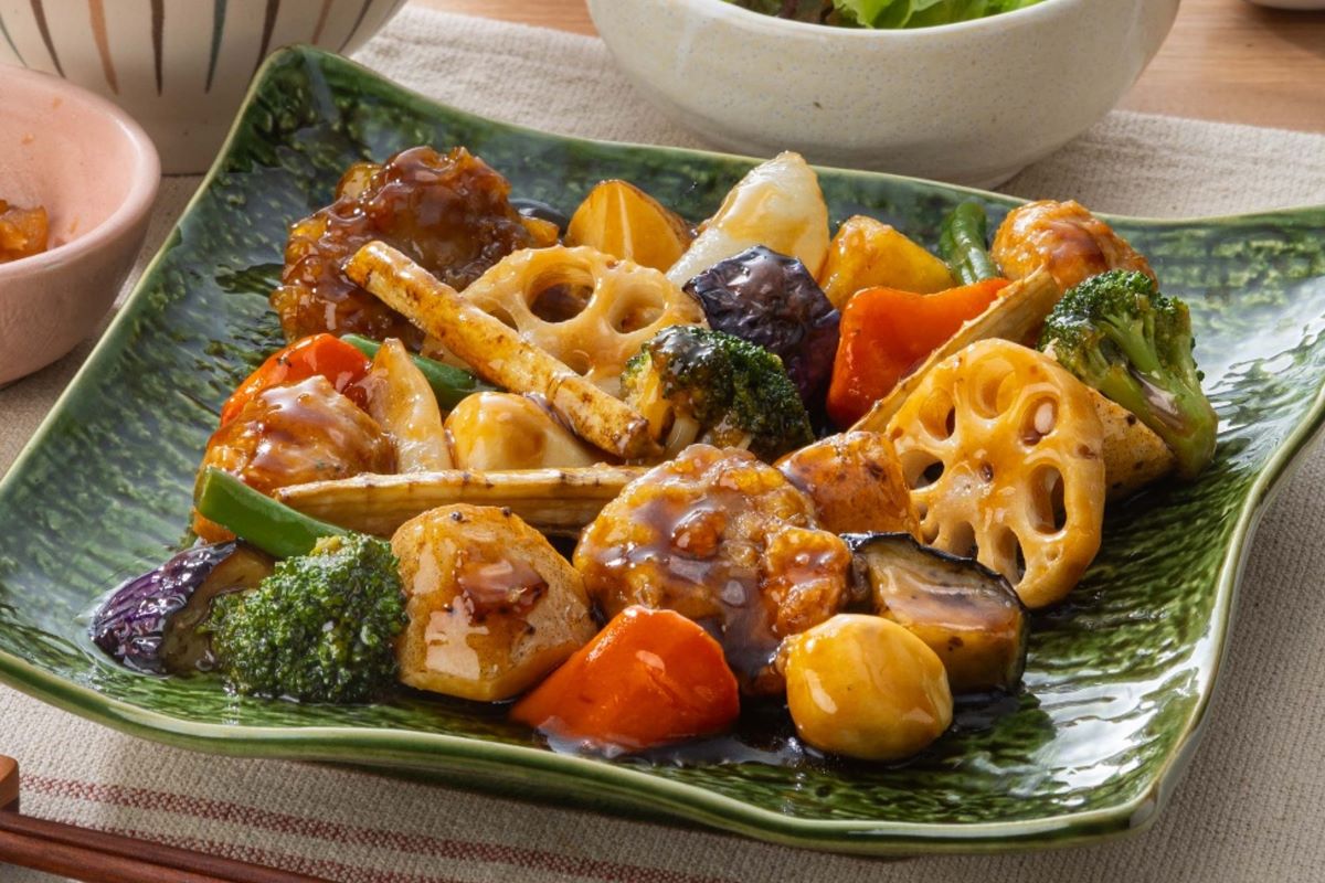 大戸屋「季節の野菜と豚と鶏つくねの黒酢あん」