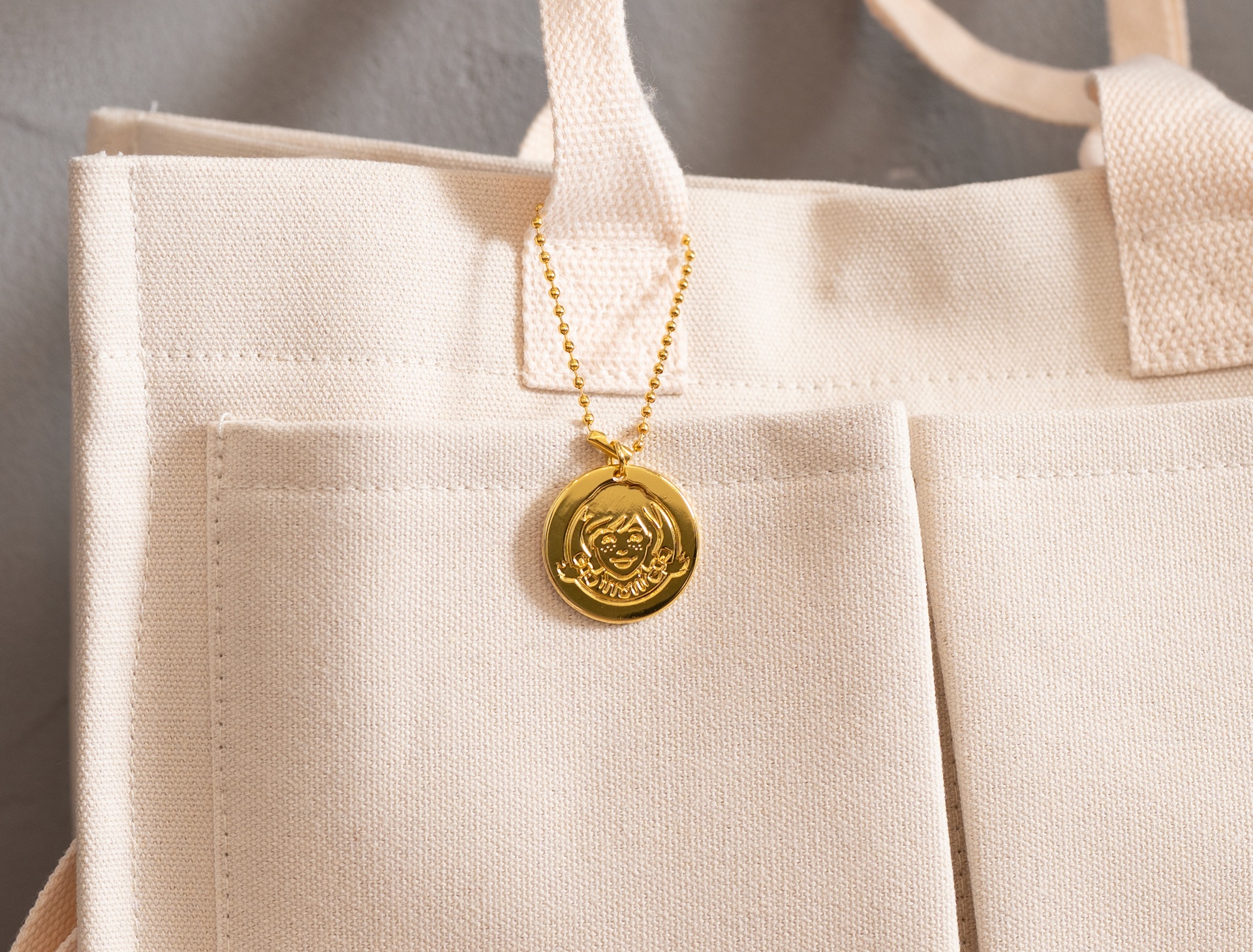 ウェンディーちゃんとベーグをあしらったチャーム