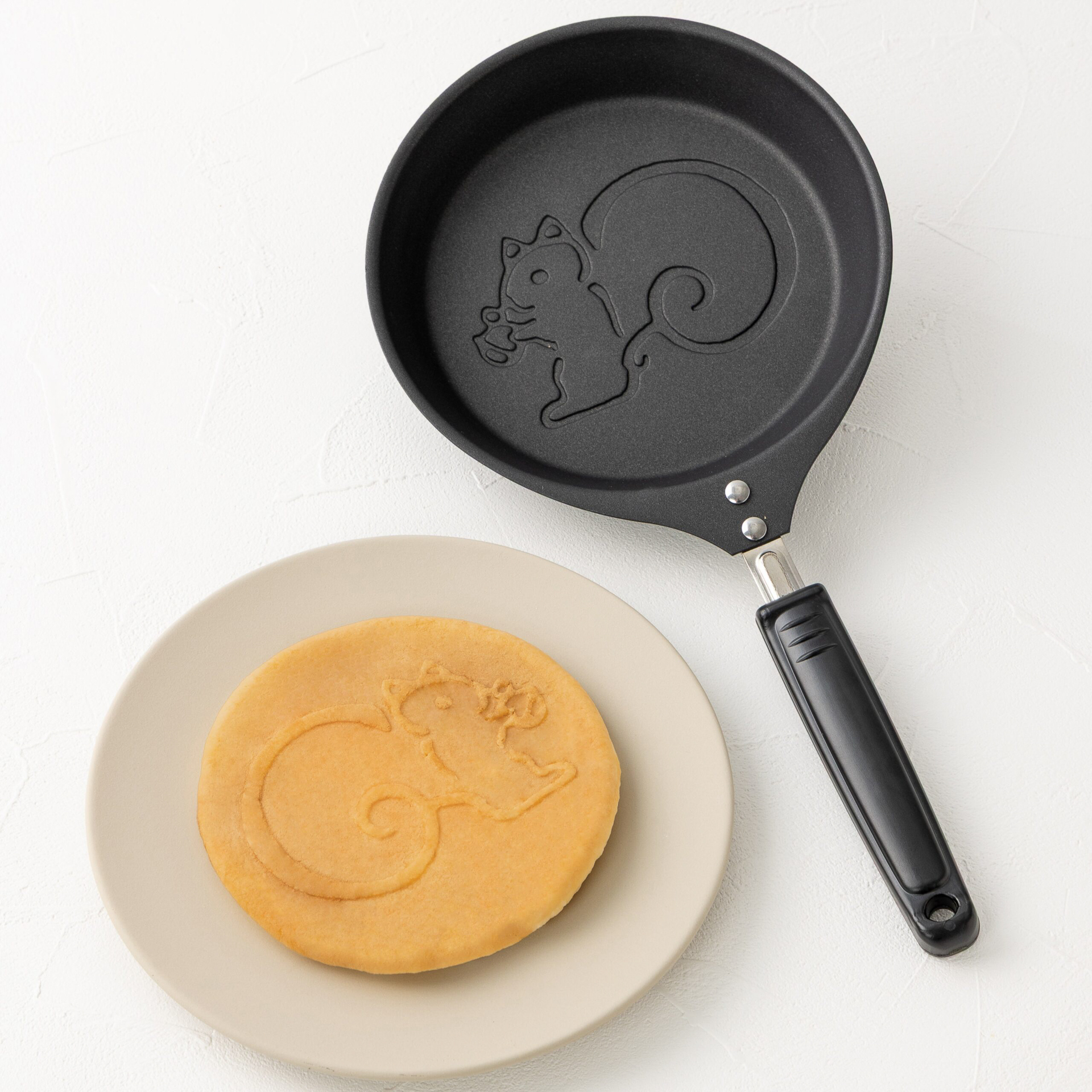 「リスくんミニパン」約165×330mm（直径×長さ）