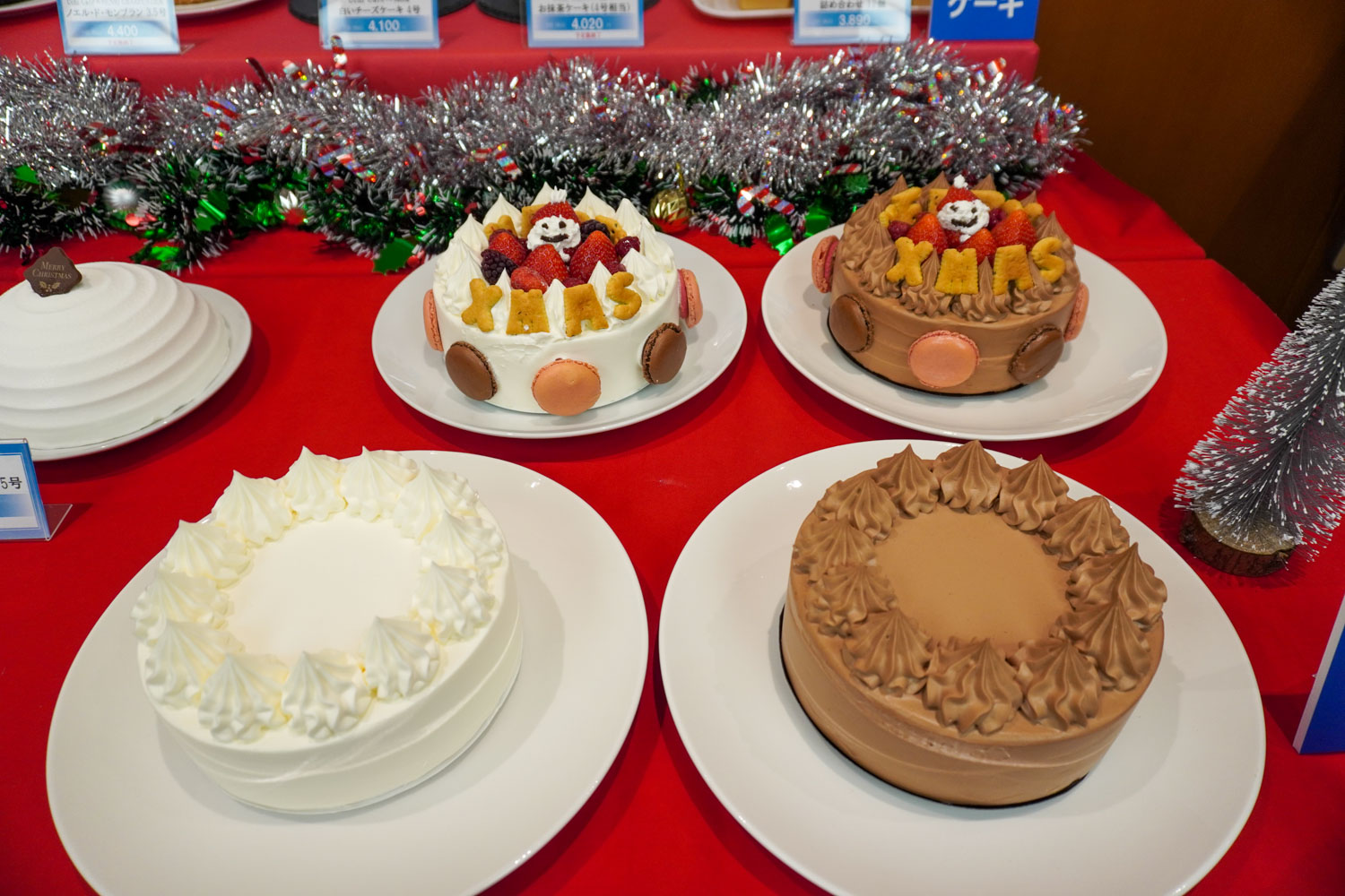 「Uchi Café シンプルショートケーキ5号」（左）と「Uchi Café シンプルチョコレートケーキ5号」（右）