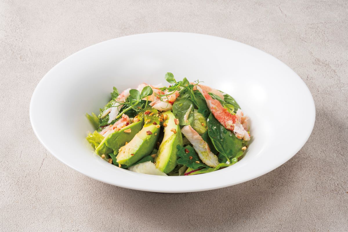 「蟹とアボカド、香味野菜のサラダ」（858円）