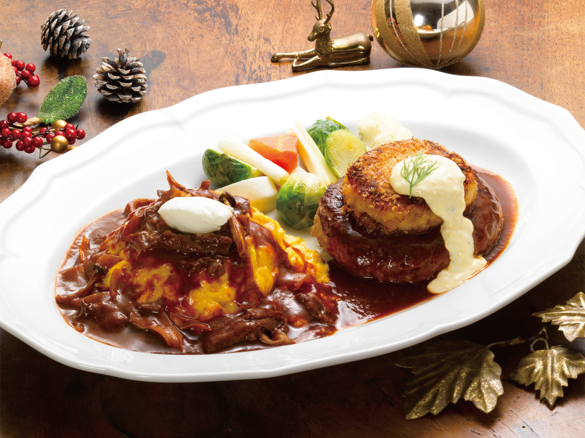 ロイヤルホスト「オムライス～国産牛のハッシュドビーフソース～＆クラブケーキのせ黒×黒ハンバーグ」（3168円）