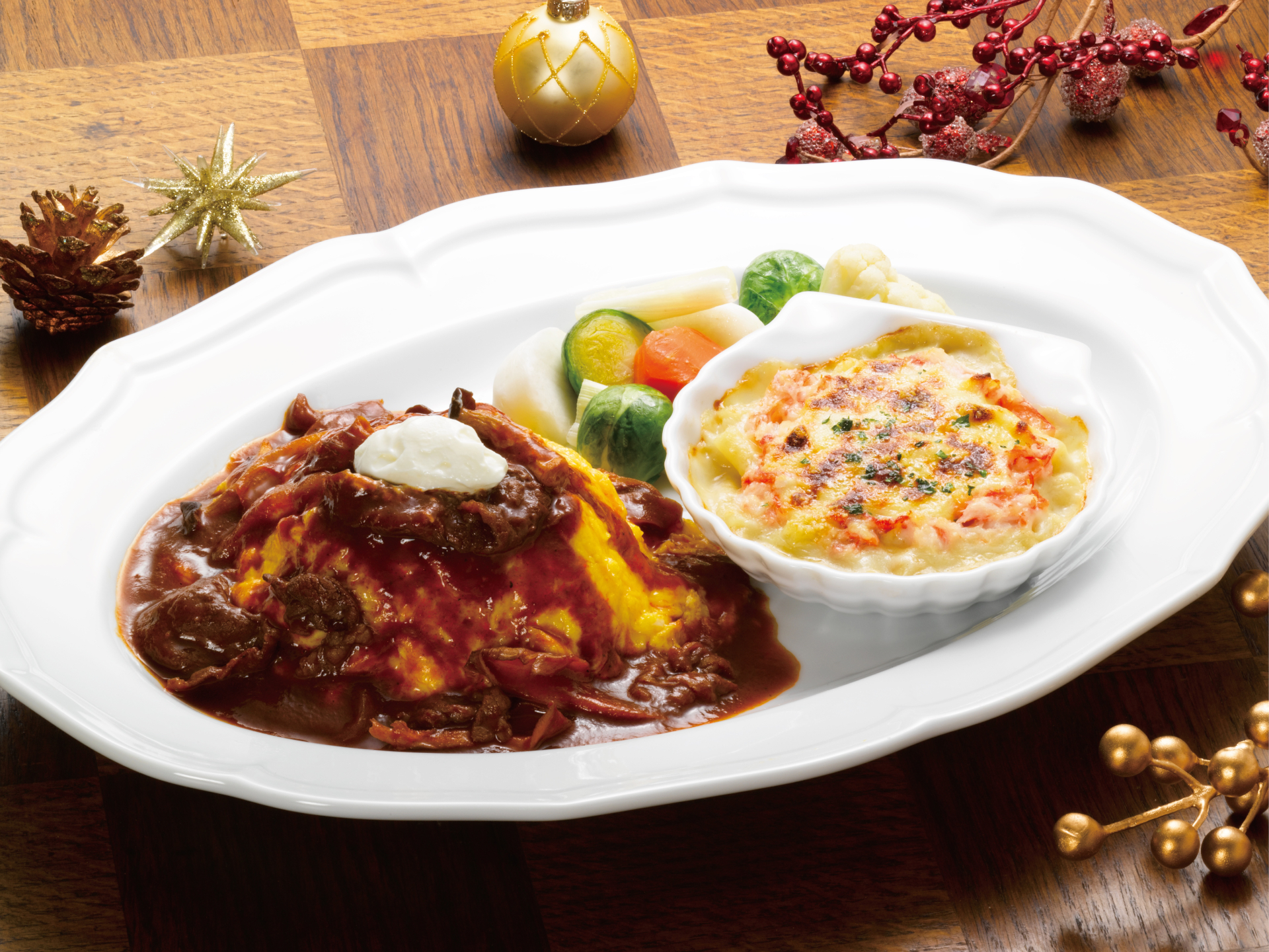 「オムライス～国産牛のハッシュドビーフソース～＆国産紅ずわい蟹のグラタン」（3168円）